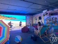 Ялтинский пляж на берегу Туры: в "Конторе пароходства" для тюменцев создали отпускное настроение