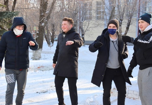 В Тюмени волонтеры-медики провели массовую зарядку в сквере 