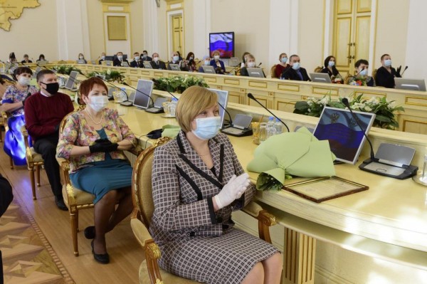Более 30 тюменцев награждены за добросовестный труд