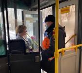 В Тюмени женщины-водители автобусов получили цветы от автоинспекторов 