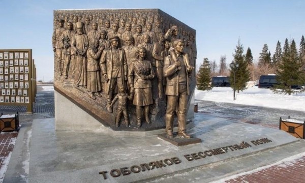 Владимир Якушев и Александр Моор возложили цветы к мемориалу "Тоболяков бессмертный полк"