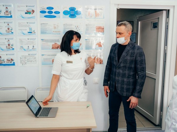 Тюменская поликлиника получила 20 планшетов, манекен-тренажер и мебель Тюменская поликлиника получила 20 планшетов, манекен-тренажер и мебель