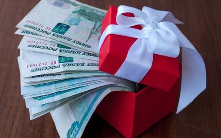 Коммунисты предложили выплачивать россиянкам 13-ую зарплату накануне 8 Марта