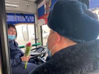 В Тюмени женщины-водители автобусов получили цветы от автоинспекторов 