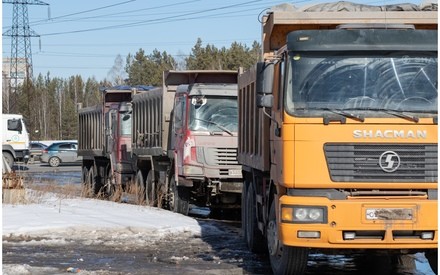 В Тюмени водителей самосвалов заставили убирать вываленные за городом кучи грязного снега 