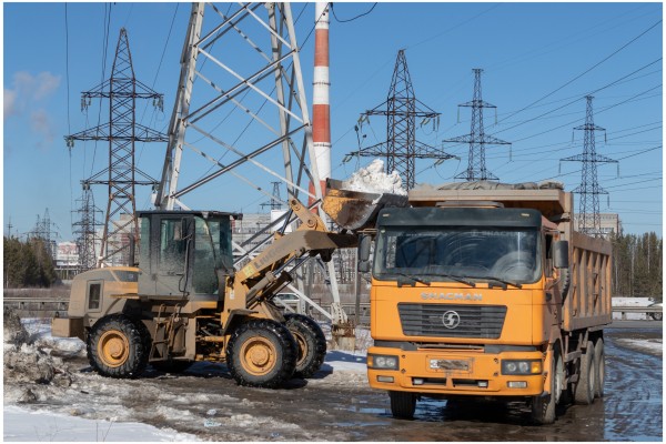 В Тюмени водителей самосвалов заставили убирать вываленные за городом кучи грязного снега 