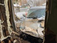 Автомобилист протаранил деревянный дом в Тюмени, есть пострадавшие Автомобилист протаранил деревянный дом в Тюмени, есть пострадавшие