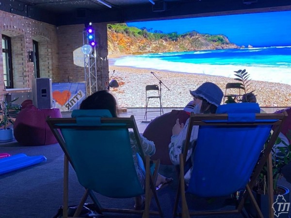 Ялтинский пляж на берегу Туры: в "Конторе пароходства" для тюменцев создали отпускное настроение