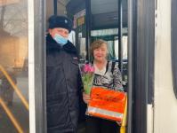 В Тюмени женщины-водители автобусов получили цветы от автоинспекторов 