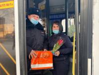 В Тюмени женщины-водители автобусов получили цветы от автоинспекторов 