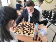 Анатолий Карпов подарил школьникам Тюменского района шахматный инвентарь 