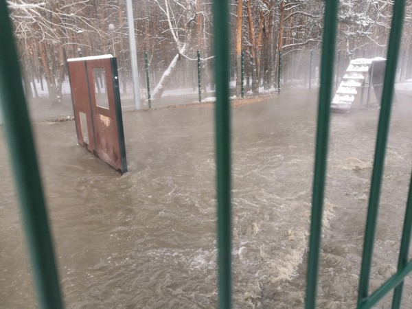 Гилевка после фекального потопа: шашлык, самокаты и влюбленные парочки Гилевка после фекального потопа: шашлык, самокаты и влюбленные парочки