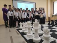 Анатолий Карпов подарил школьникам Тюменского района шахматный инвентарь 
