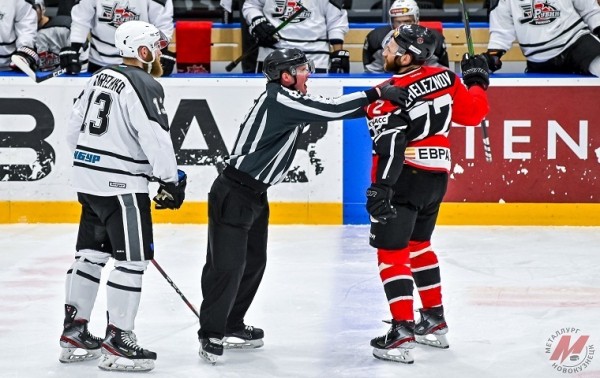 Тюменские хоккеисты уступили "Металлургу" в четвертом матче серии