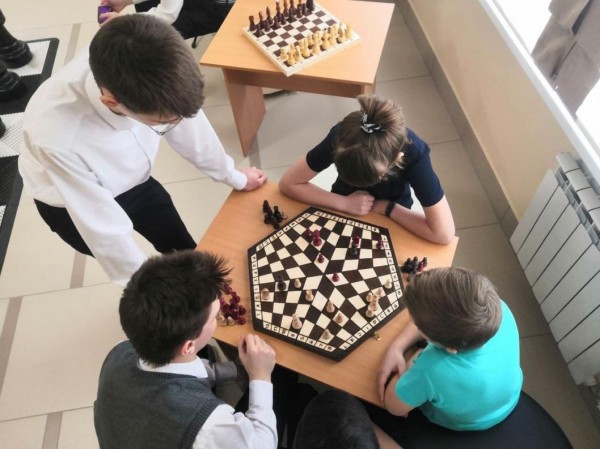 Анатолий Карпов подарил школьникам Тюменского района шахматный инвентарь 