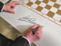 Анатолий Карпов подарил школьникам Тюменского района шахматный инвентарь 