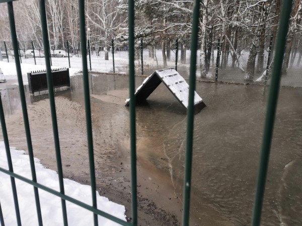 Гилевка после фекального потопа: шашлык, самокаты и влюбленные парочки Гилевка после фекального потопа: шашлык, самокаты и влюбленные парочки