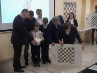 Анатолий Карпов подарил школьникам Тюменского района шахматный инвентарь 