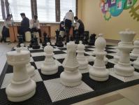 Анатолий Карпов подарил школьникам Тюменского района шахматный инвентарь 