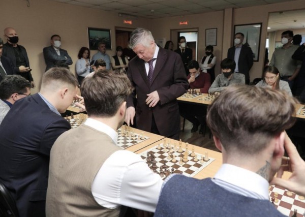 Анатолий Карпов сыграл в шахматы в Балканском центре Тюменского госуниверситета