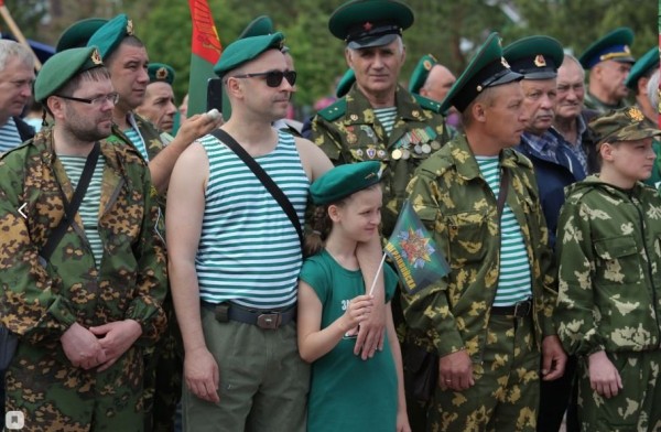 
В сквере Пограничников звучала гармошка и работала полевая кухня
