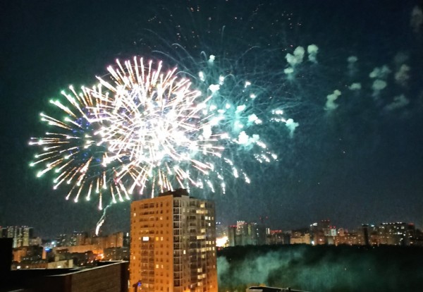 Как в столицах Большого Урала прошли салюты. Фото