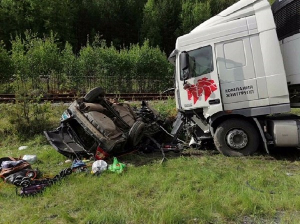 Семья с маленьким ребенком погибла в аварии в Уватском районе