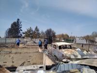 Волонтеры помогают погорельцам СНТ "Солнышко" Тюменского района в разборе завалов 