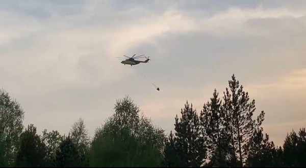 Экипажи вертолетов Ми-8АМТ и Ми-26 тушат пожары в Тюменской области