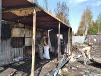 Волонтеры помогают погорельцам СНТ "Солнышко" Тюменского района в разборе завалов 