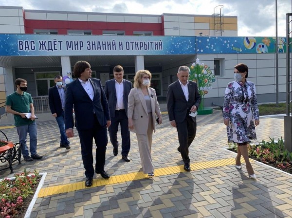 Губернатор осмотрел реконструированное здание начальной школы Тобольского лицея