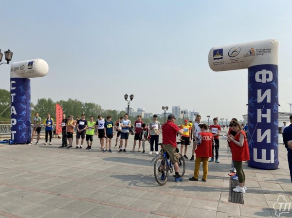 Легкоатлетической эстафетой и "Маршем здоровья" отметили тюменцы День Победы на набережной