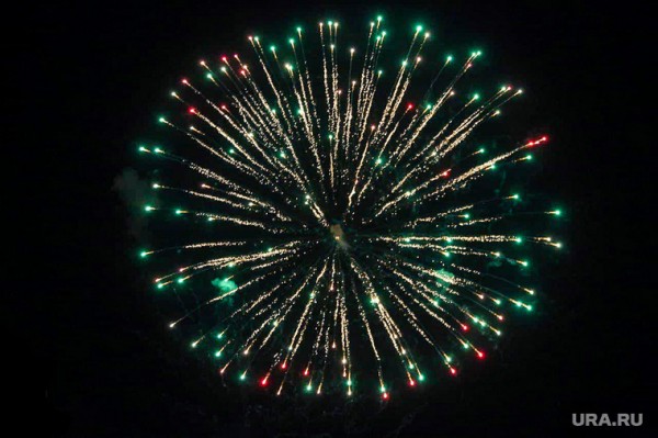 Как в столицах Большого Урала прошли салюты. Фото