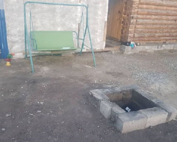 В Тюменском районе двухлетняя девочка упала в яму с горящим мусором