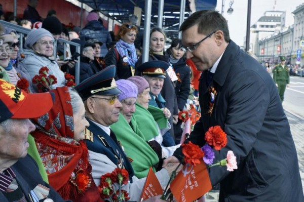 Владимир Якушев поздравил жителей УФО с Днем Победы