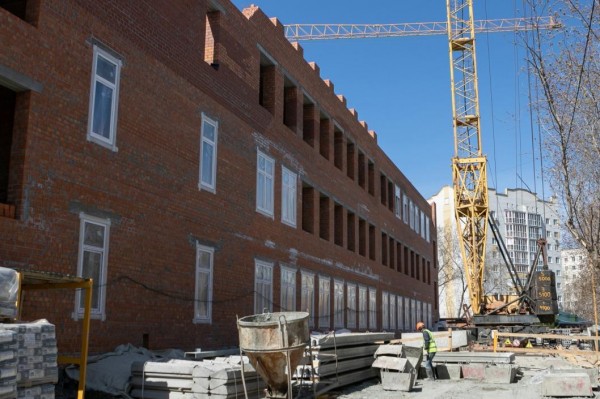 В Тюмени школа на 1100 мест в районе Комсомольского сквера построена на 80%