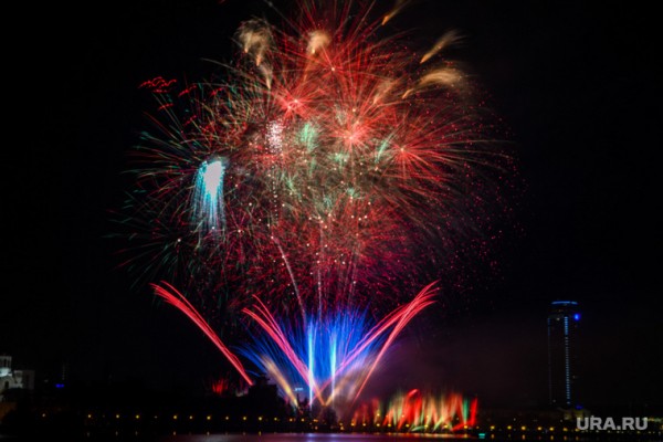 Как в столицах Большого Урала прошли салюты. Фото