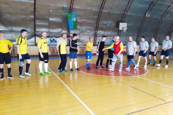 Ветераны спорта сыграли в футбол в честь юбилея Омутинского района