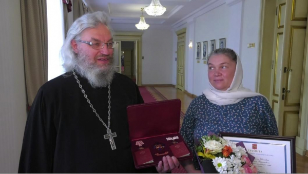 Александр Моор вручил тюменской семье орден "Родительская слава" 