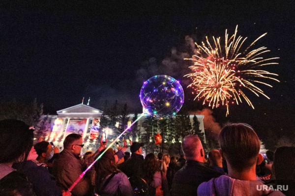 Как в столицах Большого Урала прошли салюты. Фото