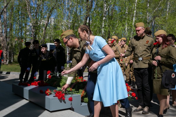 Со слезами на глазах: как Тюмень отмечает День Победы Со слезами на глазах: как Тюмень отмечает День Победы