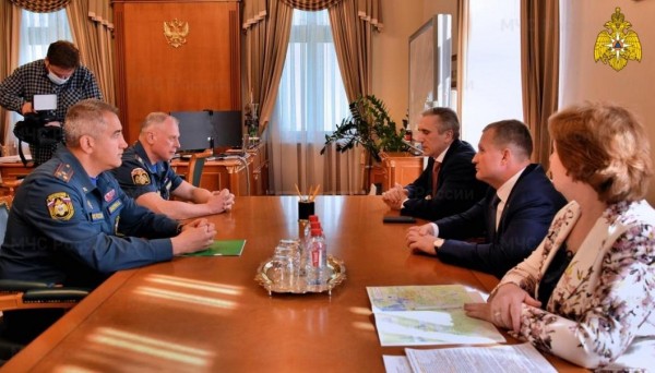 Замглавы МЧС и губернатор Тюменской области обсудили борьбу с пожарами Замглавы МЧС и губернатор Тюменской области обсудили борьбу с пожарами