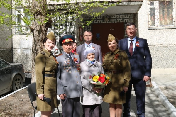 Концерты в честь Дня Победы подарили ветеранам тюменские полицейские