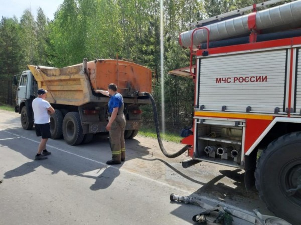Для ликвидации крупного пожара в Тюмени привлекли водовозную технику 