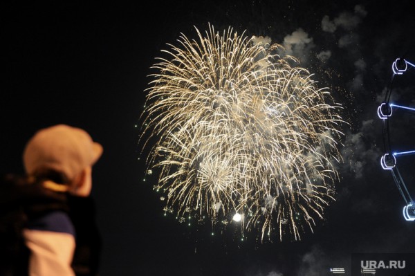 Как в столицах Большого Урала прошли салюты. Фото
