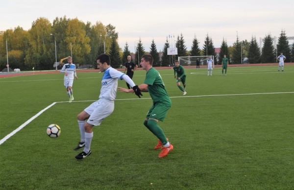 Тобольские футболисты уступили в речном дерби