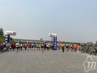 Легкоатлетической эстафетой и "Маршем здоровья" отметили тюменцы День Победы на набережной