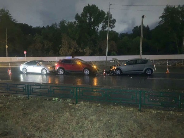 В центре Тюмени столкнулись KIA Ceed, Nissan Qashqai и Chevrolet Cruze, есть пострадавшие