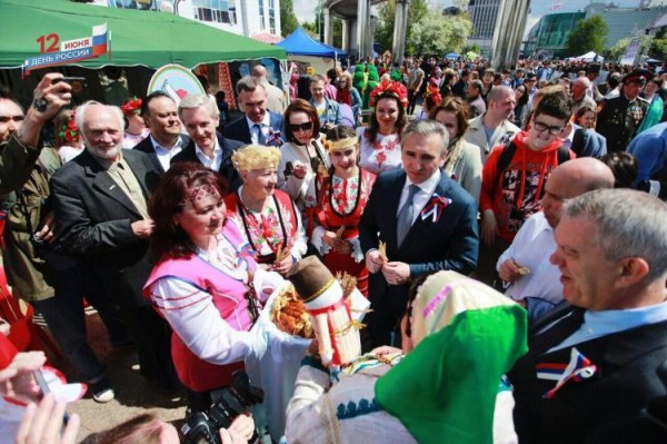 Александр Моор поздравил жителей Тюменской области с Днем России