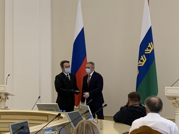 Александр Моор вручил награды медработникам Тюменской области